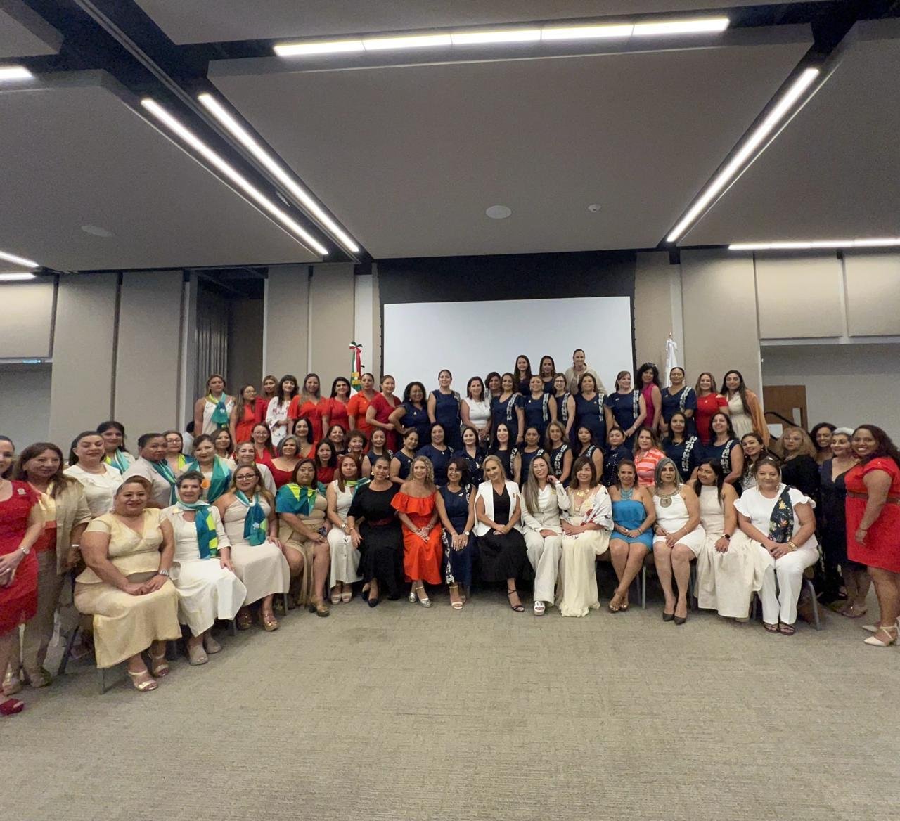 Ana López Beatriz Sandoval takes office as AMEXME Cozumel Chapter President.